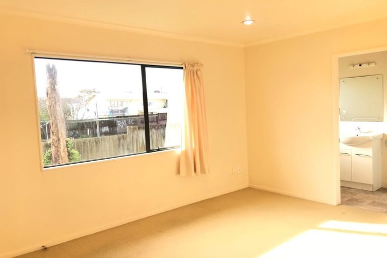 Photo of property in 15 Springside Place, New Lynn, Auckland, 0600