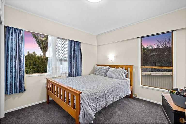 Photo of property in 6 Fayette Place, Te Atatu South, Auckland, 0610