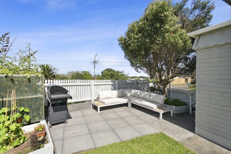 Photo of property in 2/4 Scott Street, Moturoa, New Plymouth, 4310