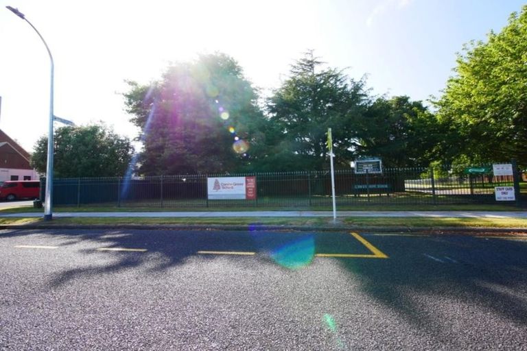 Photo of property in 14 Donzella Place, Conifer Grove, Takanini, 2112