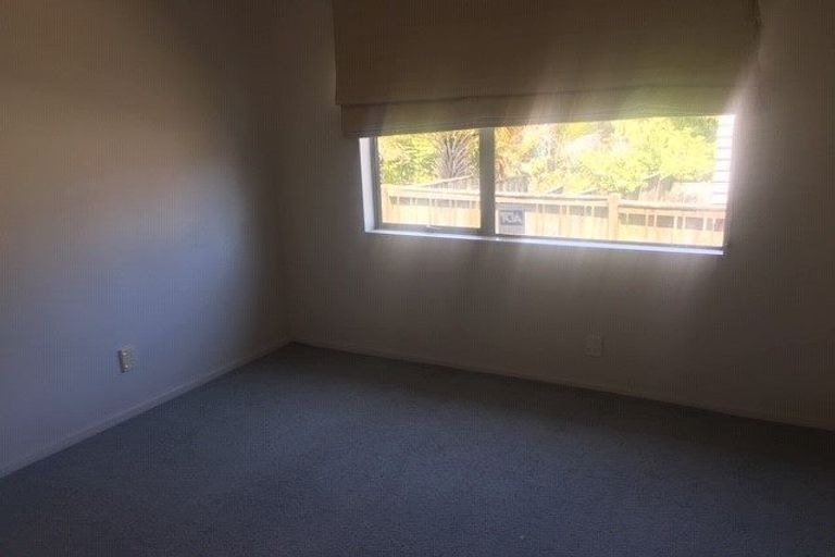 Photo of property in 1/36 Roberts Road, Glenfield, Auckland, 0629