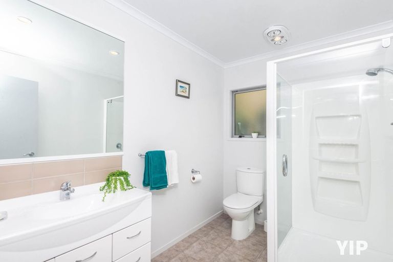Photo of property in 12 Dress Circle, Newlands, Wellington, 6037