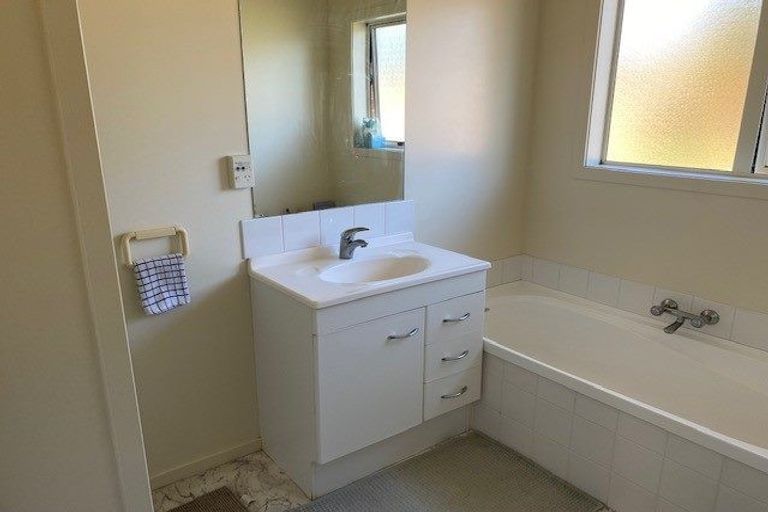 Photo of property in 48 Catalina Drive, Melville, Hamilton, 3206