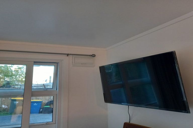 Photo of property in 14 Lydford Place, Glendene, Auckland, 0602