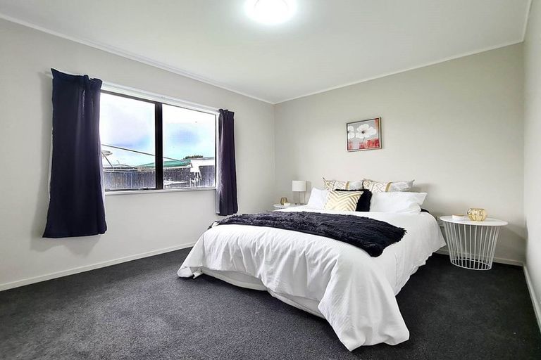 Photo of property in 11a De Bloge Place, Clendon Park, Auckland, 2103