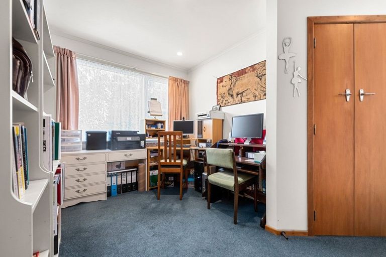 Photo of property in 4 Cotswold Crescent, Newlands, Wellington, 6037