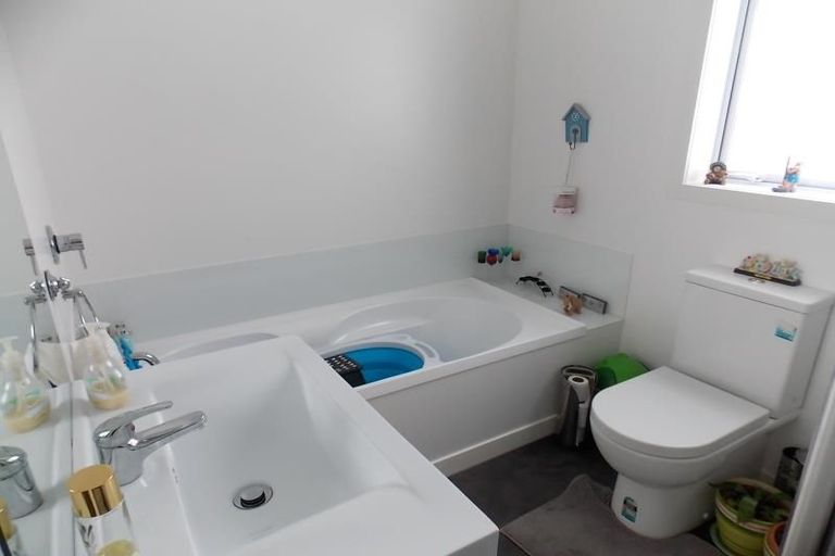 Photo of property in 11a Pinkerton Grove, Newlands, Wellington, 6037