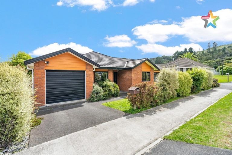 Photo of property in 5 Maru Street, Stokes Valley, Lower Hutt, 5019