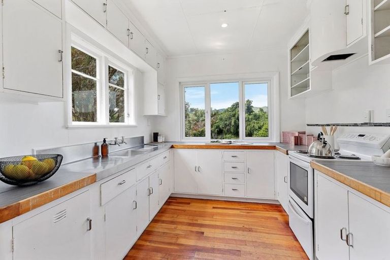 Photo of property in 7 Tainui Terrace, Tawa, Wellington, 5028