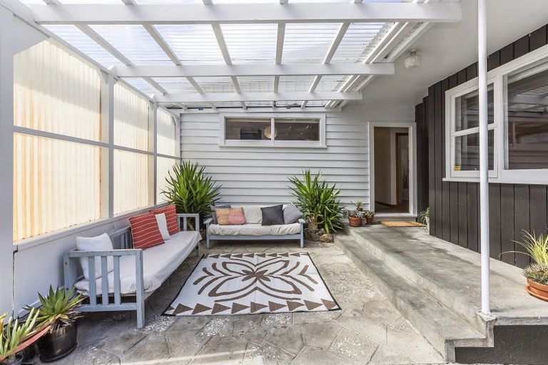 Photo of property in 130 Breaker Bay Road, Breaker Bay, Wellington, 6022