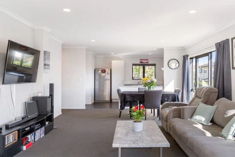 Photo of property in 68 Claverdon Drive, Massey, Auckland, 0614