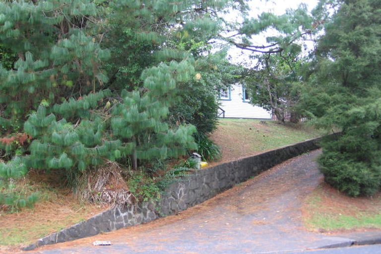 Photo of property in 98 Millbrook Road, Sunnyvale, Auckland, 0612