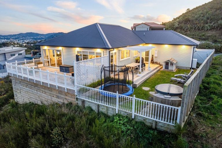 Photo of property in 31 Grumman Lane, Newlands, Wellington, 6037
