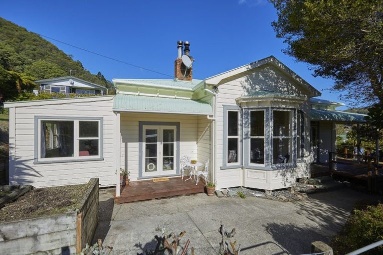 Photo of property in 125 Wellington Street, Picton, 7220