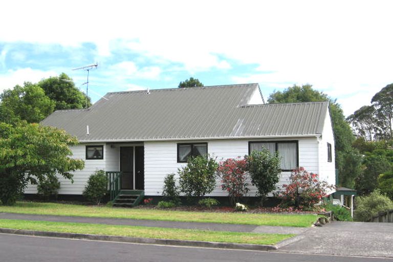 Photo of property in 22 Taupiko Place, Green Bay, Auckland, 0604
