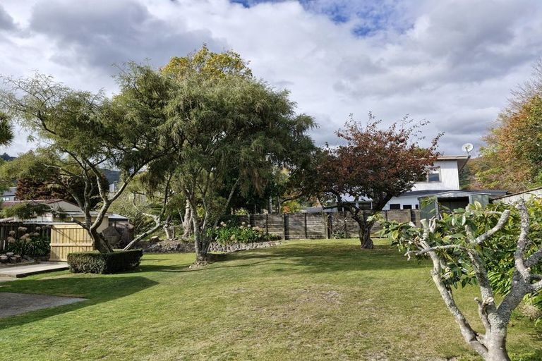 Photo of property in 26 Hawthorn Crescent, Stokes Valley, Lower Hutt, 5019