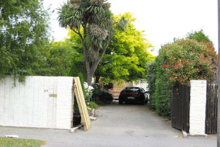 Photo of property in 37 Greendale Avenue, Avonhead, Christchurch, 8042