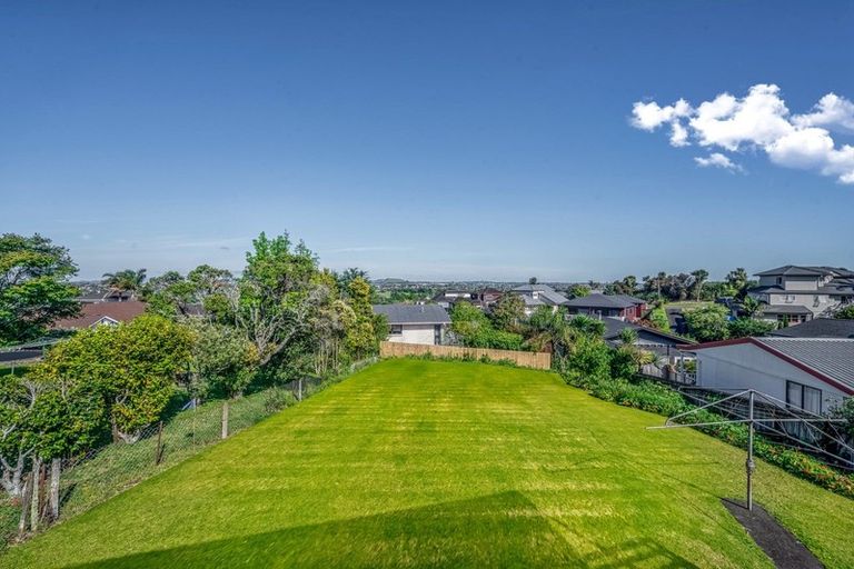 Photo of property in 105 Bradbury Road, Botany Downs, Auckland, 2010