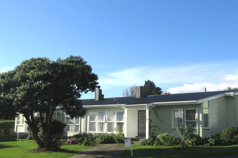 Photo of property in 4a-b Castor Crescent, Cannons Creek, Porirua, 5024