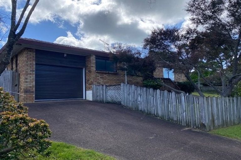 Photo of property in 1 Spears Place, Botany Downs, Auckland, 2010