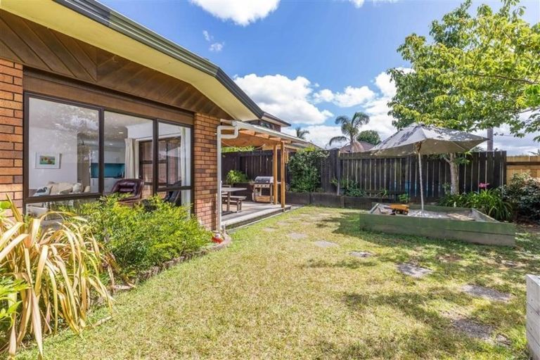 Photo of property in 1/11 Javelin Place, West Harbour, Auckland, 0618