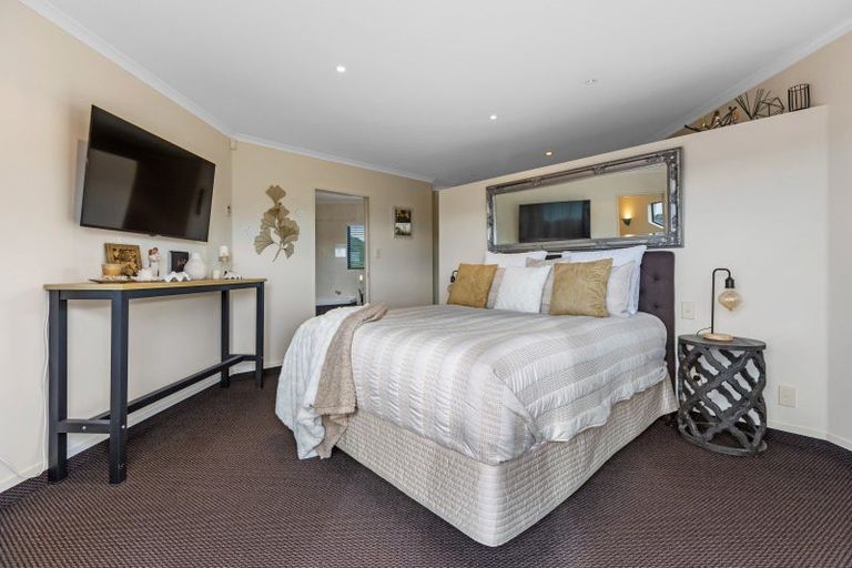 Photo of property in 22 Kinross Drive, Merrilands, New Plymouth, 4312