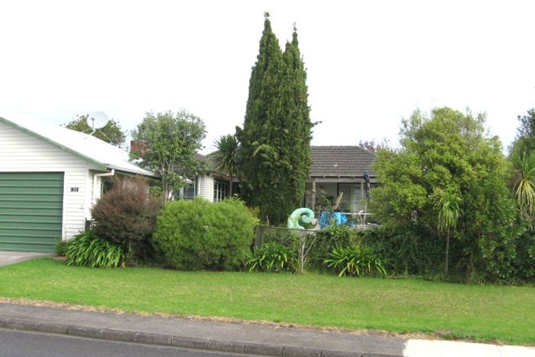 Photo of property in 21 Rewarewa Road, Te Atatu Peninsula, Auckland, 0610