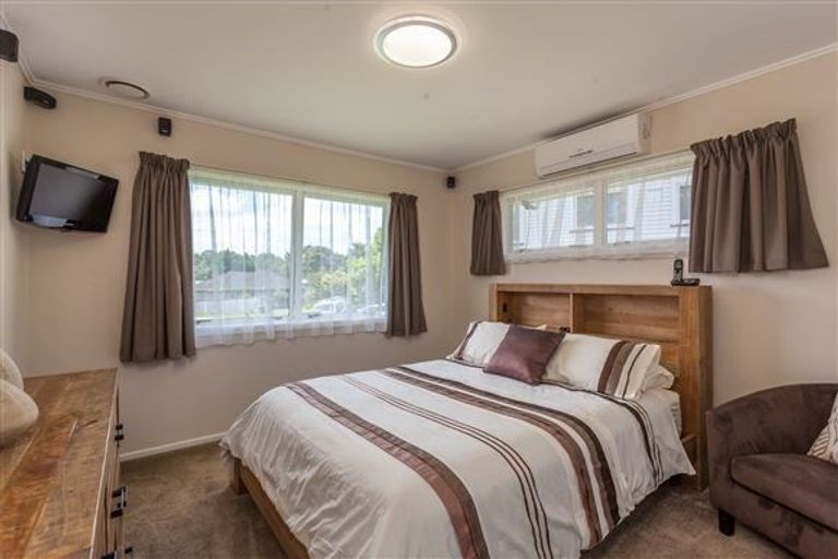 Photo of property in 15 Cajero Place, Green Bay, Auckland, 0604