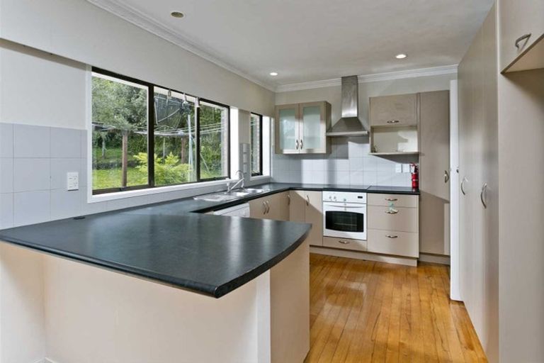 Photo of property in 7 Heather Place, Sunnynook, Auckland, 0620