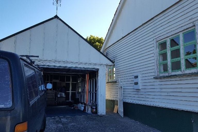 Photo of property in 2/4 Northcote Road, Takapuna, Auckland, 0622