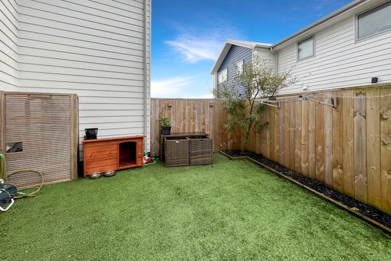 Photo of property in 8/22 Denver Avenue, Sunnyvale, Auckland, 0612