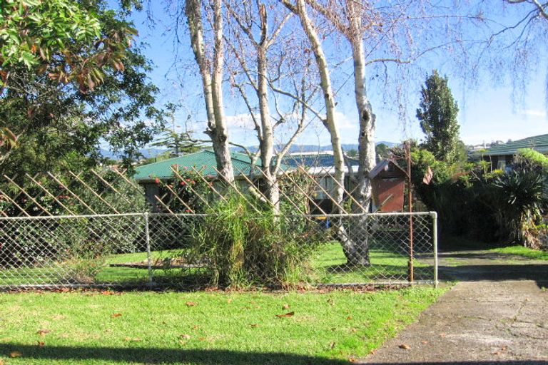 Photo of property in 13 Castaing Crescent, Te Atatu South, Auckland, 0610