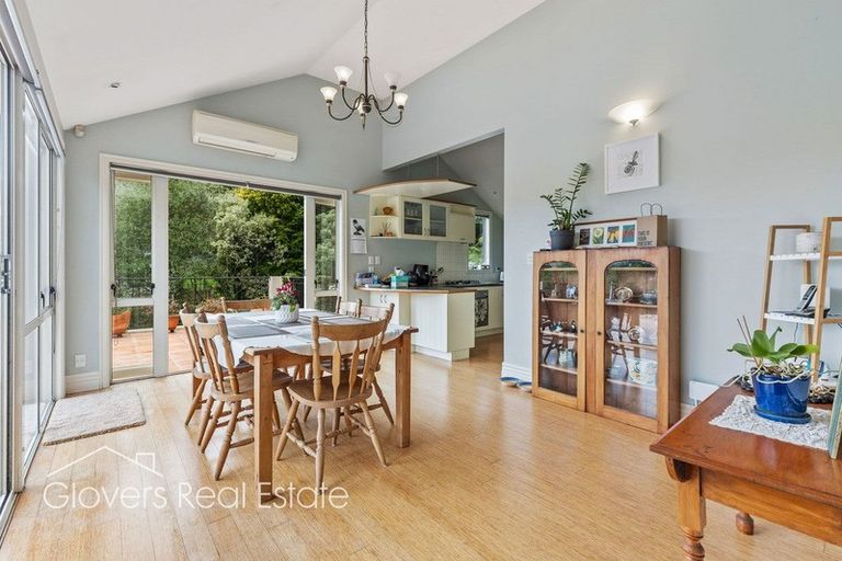 Photo of property in 23a Woodfern Crescent, Titirangi, Auckland, 0604