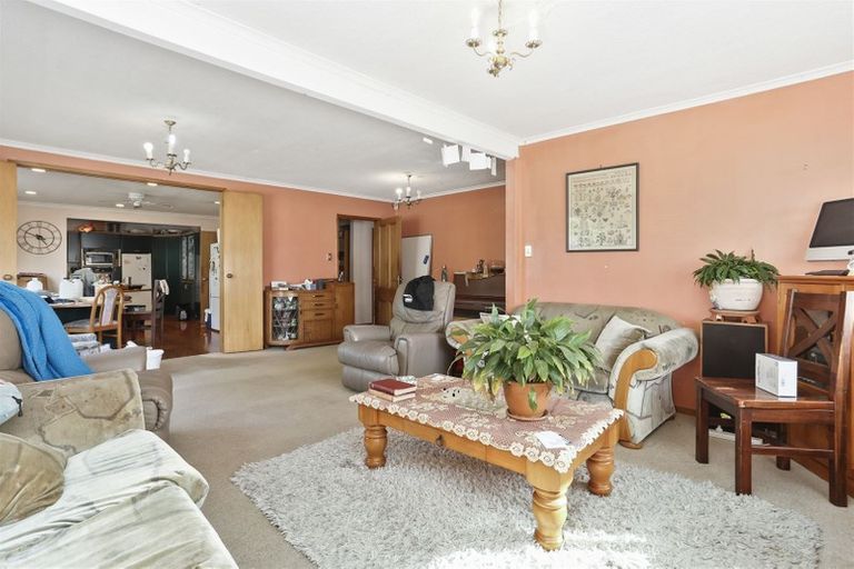 Photo of property in 37 Hobsonville Road, West Harbour, Auckland, 0618