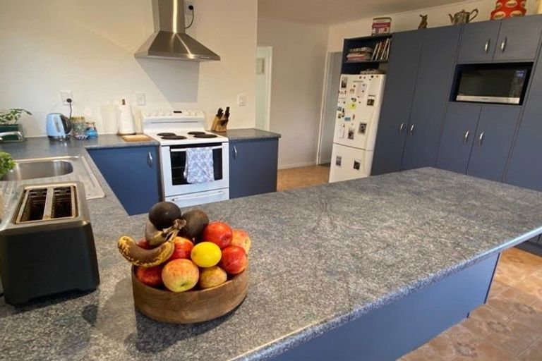 Photo of property in 96 Queens Road, Waikanae Beach, Waikanae, 5036