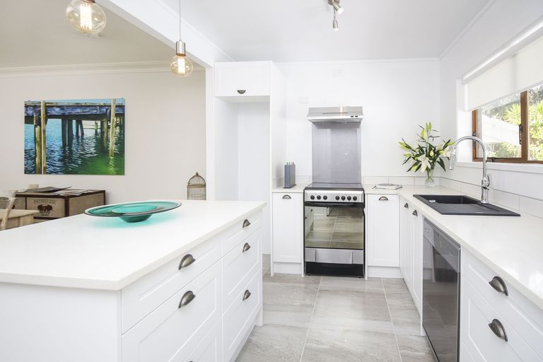 Photo of property in 174 Atkinson Road, Titirangi, Auckland, 0604