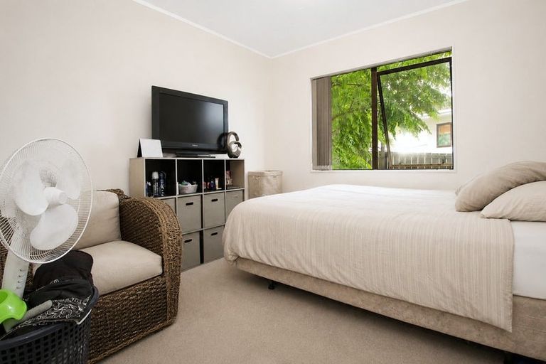 Photo of property in 2/38 Maplesden Drive, Clendon Park, Auckland, 2103