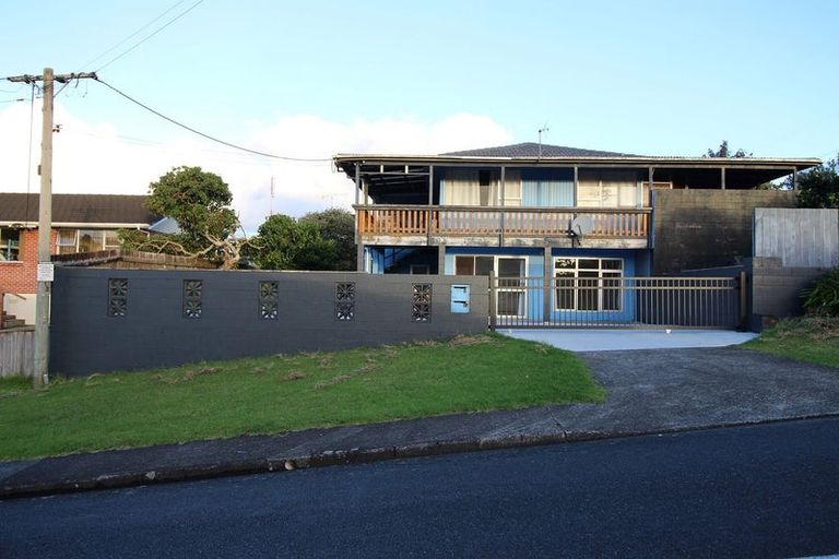 Photo of property in 1 Lowtherhurst Road, Massey, Auckland, 0614