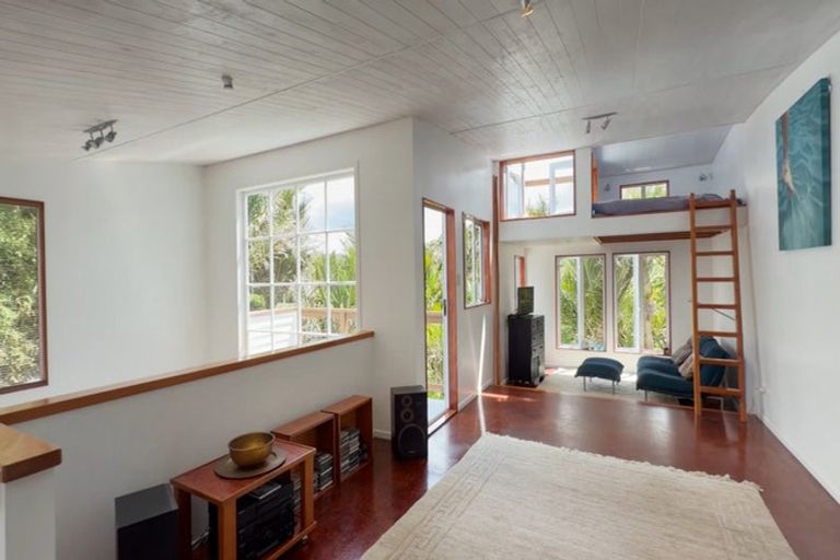 Photo of property in 17 Rayner Road, Piha, New Lynn, 0772