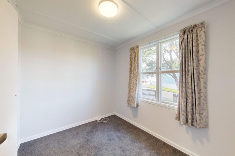 Photo of property in 21 Akaroa Drive, Maupuia, Wellington, 6022