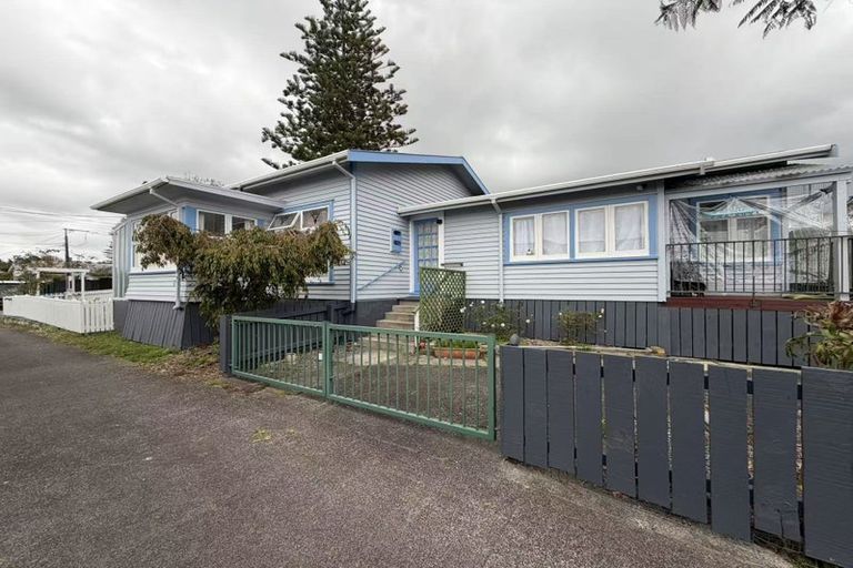 Photo of property in 8 Nikau Street, New Lynn, Auckland, 0600