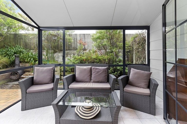 Photo of property in 5 Bayswater Place, Newlands, Wellington, 6037