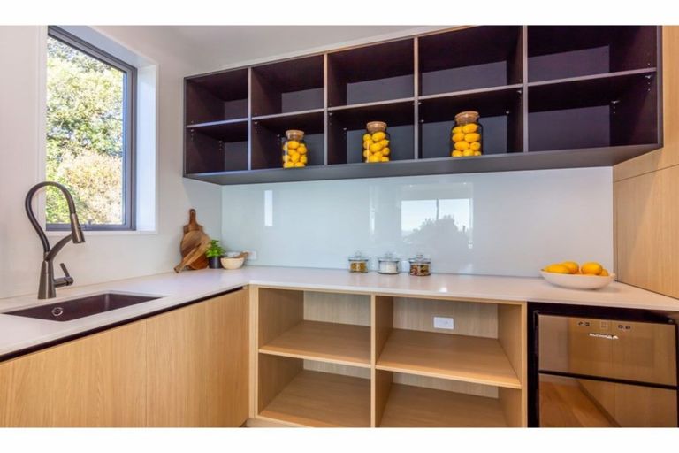 Photo of property in 10 Hilltop Lane, Mount Pleasant, Christchurch, 8081