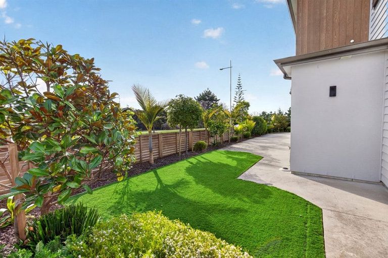 Photo of property in 1 Taku Close, Long Bay, Auckland, 0630