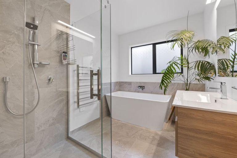 Photo of property in 8 Oakmont Crescent, Waiwhakaiho, New Plymouth, 4312