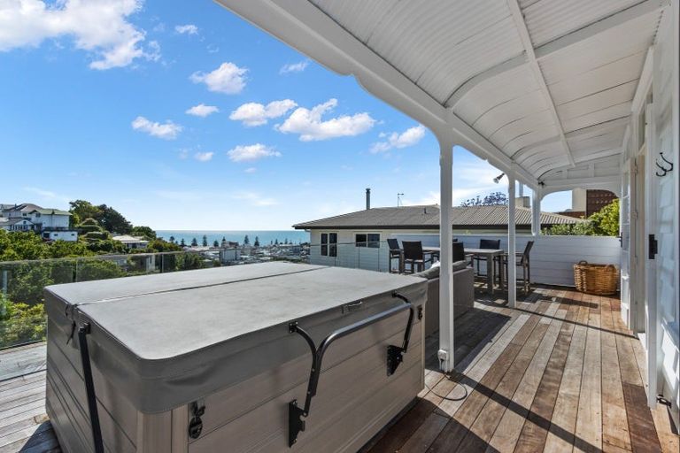 Photo of property in 11 Colenso Avenue, Hospital Hill, Napier, 4110