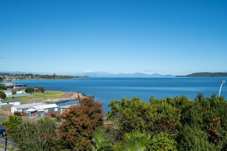 Photo of property in 194 Lake Terrace, Waipahihi, Taupo, 3330