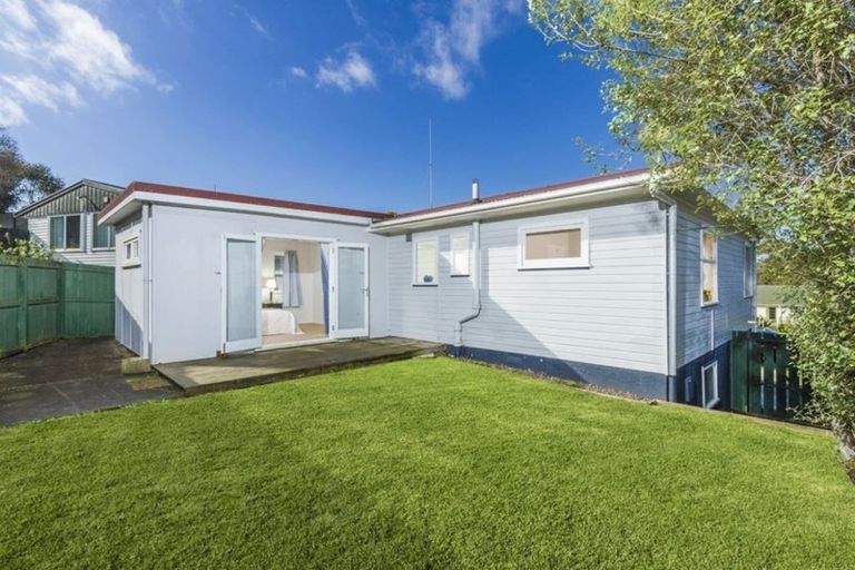 Photo of property in 1/22 Alamein Avenue, Belmont, Auckland, 0622