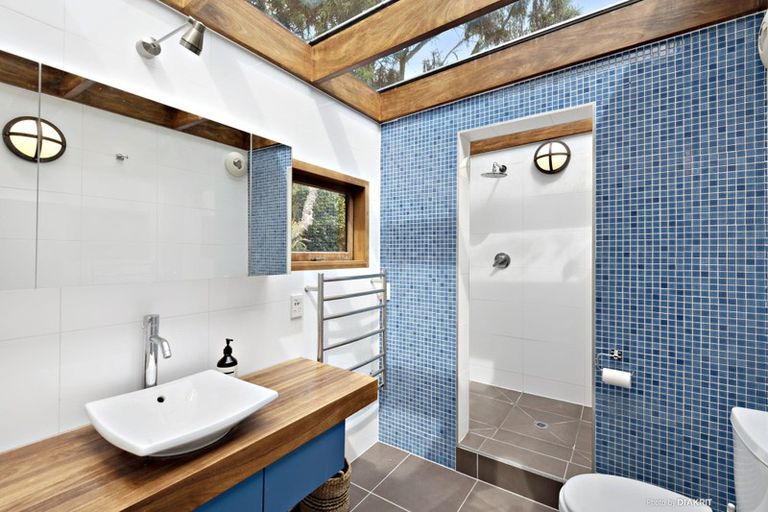 Photo of property in 22 Tai Paku Paku Road, Karaka Bays, Wellington, 6022