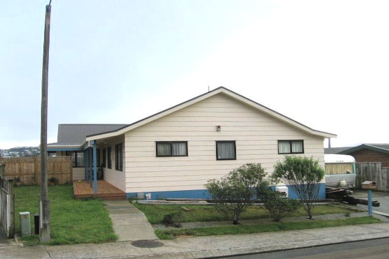 Photo of property in 9 Ted Gilberd Place, Newlands, Wellington, 6037